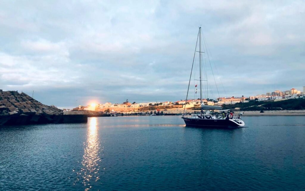 Balaya a navegar nas águas tranquilas do rio Tejo ao o Pôr-do-sol