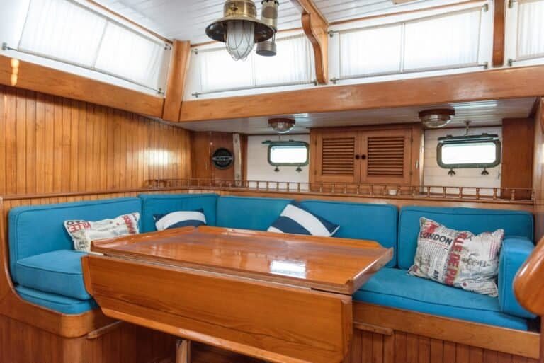 Sailboat interior: Saloon - sofa and table