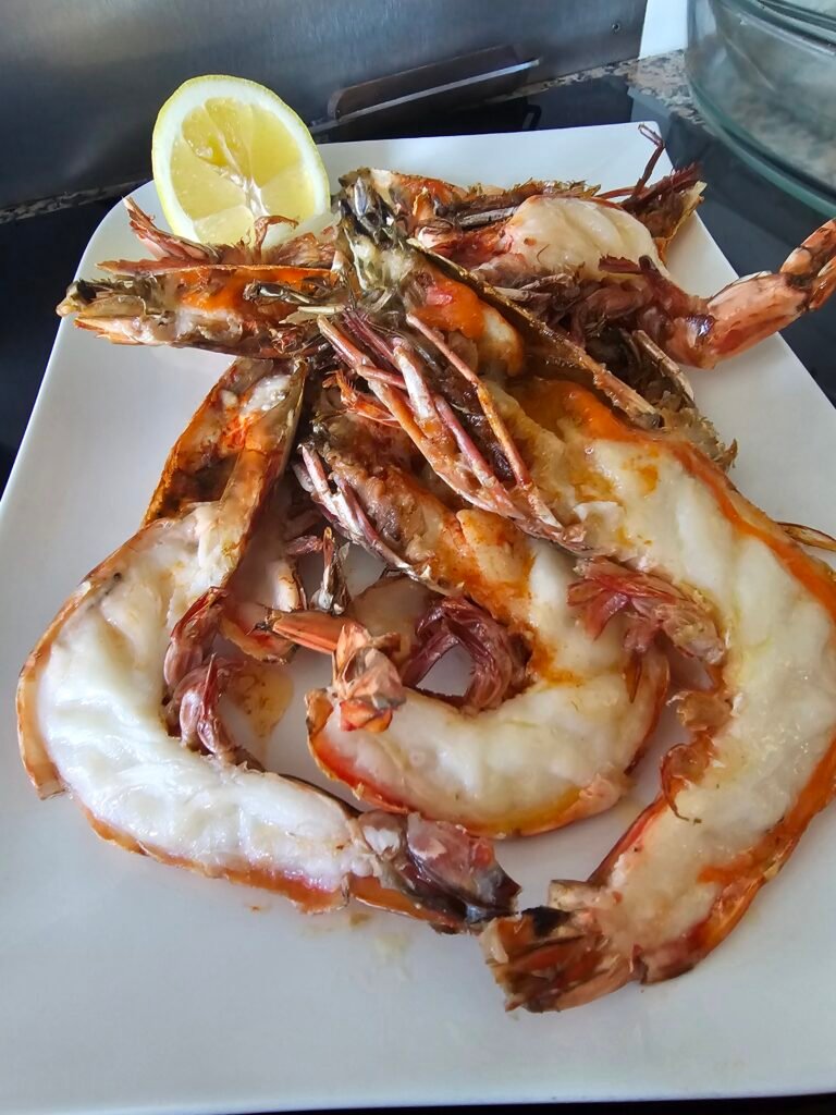 Plato con camarones y una rodaja de limón