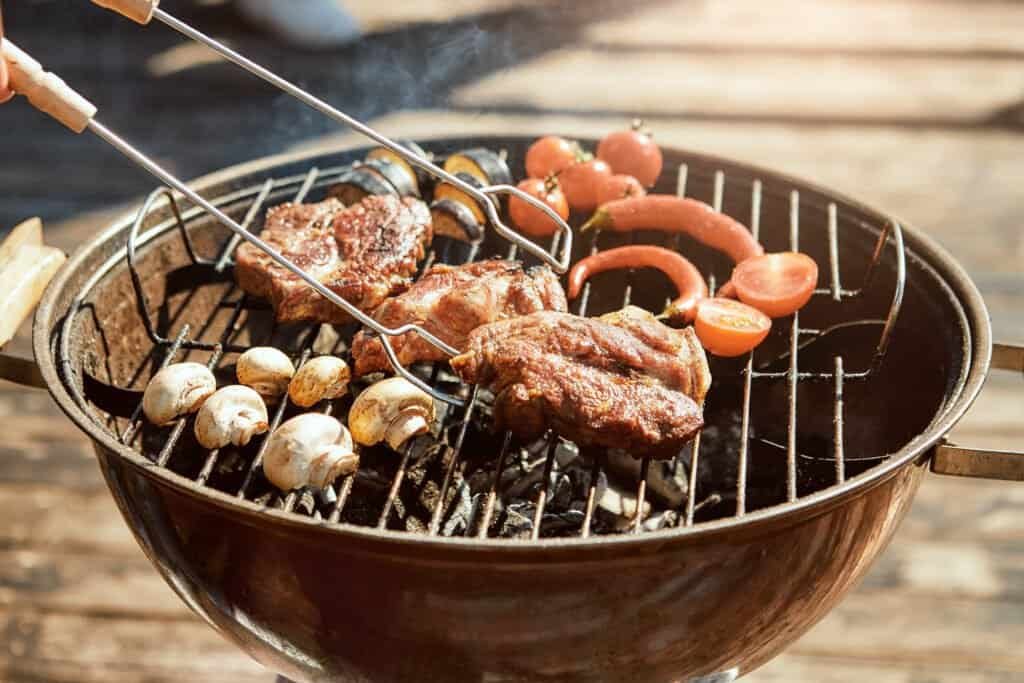 Fotografia em grande plano de um clássico barbeque a bordo