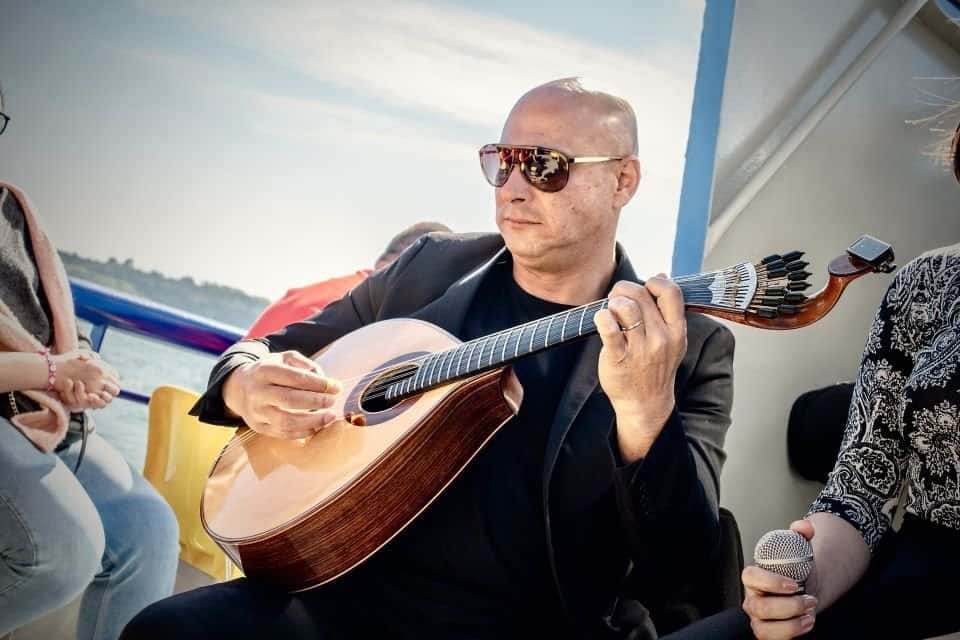 Guitarrista tocando durante una experiencia a bordo