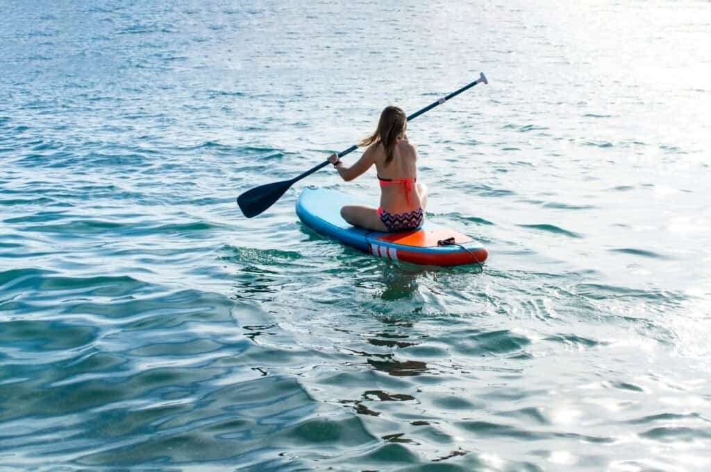 Menina a praticar Stand Up Paddle, no rio Tejo