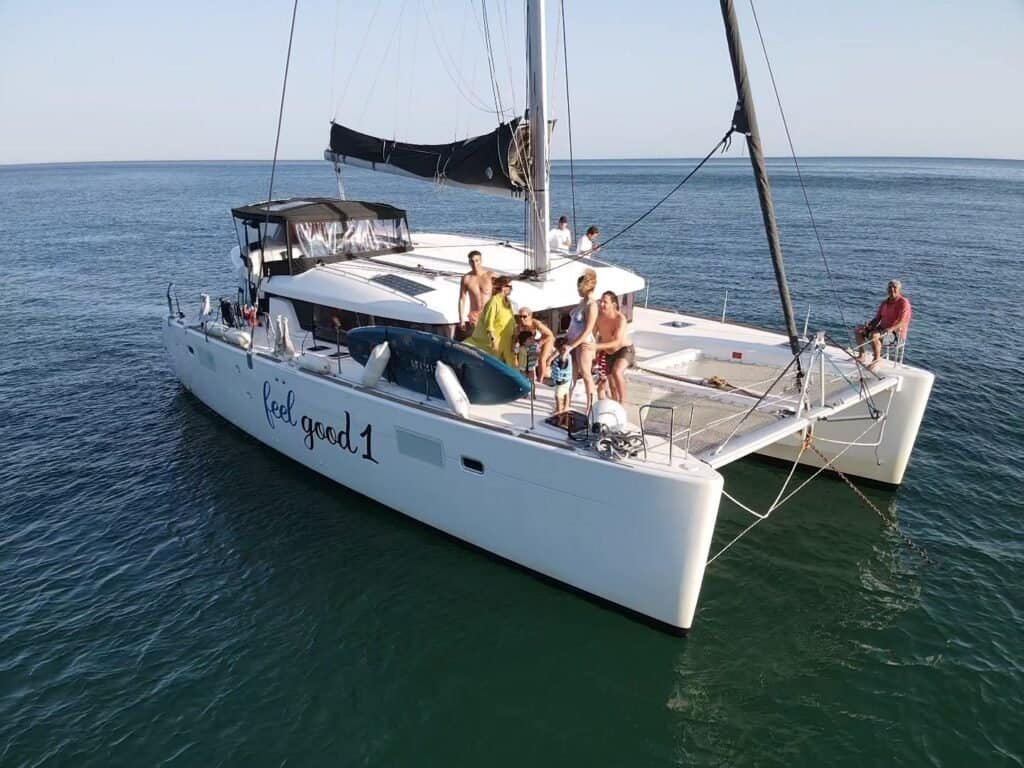 Catamarán con familia a bordo, durante un paseo por el río Tajo