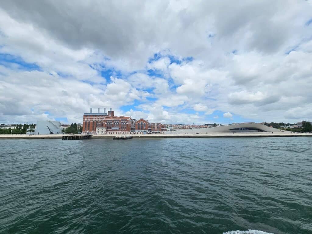 Central Tejo y MAAT  vistos desde el río Tajo