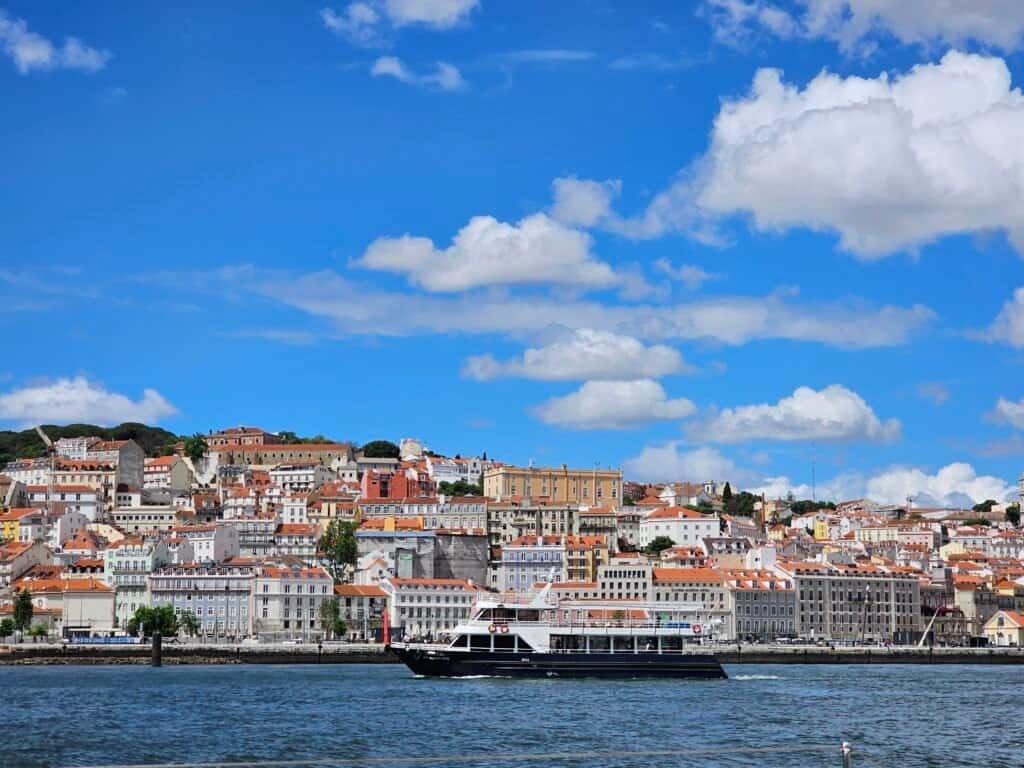 Alfama desde el río Tajo