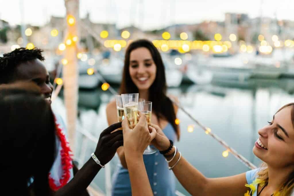 Brindis tras una cata de vinos a bordo. Concepto de amistad y celebración. Enfoque en las copas