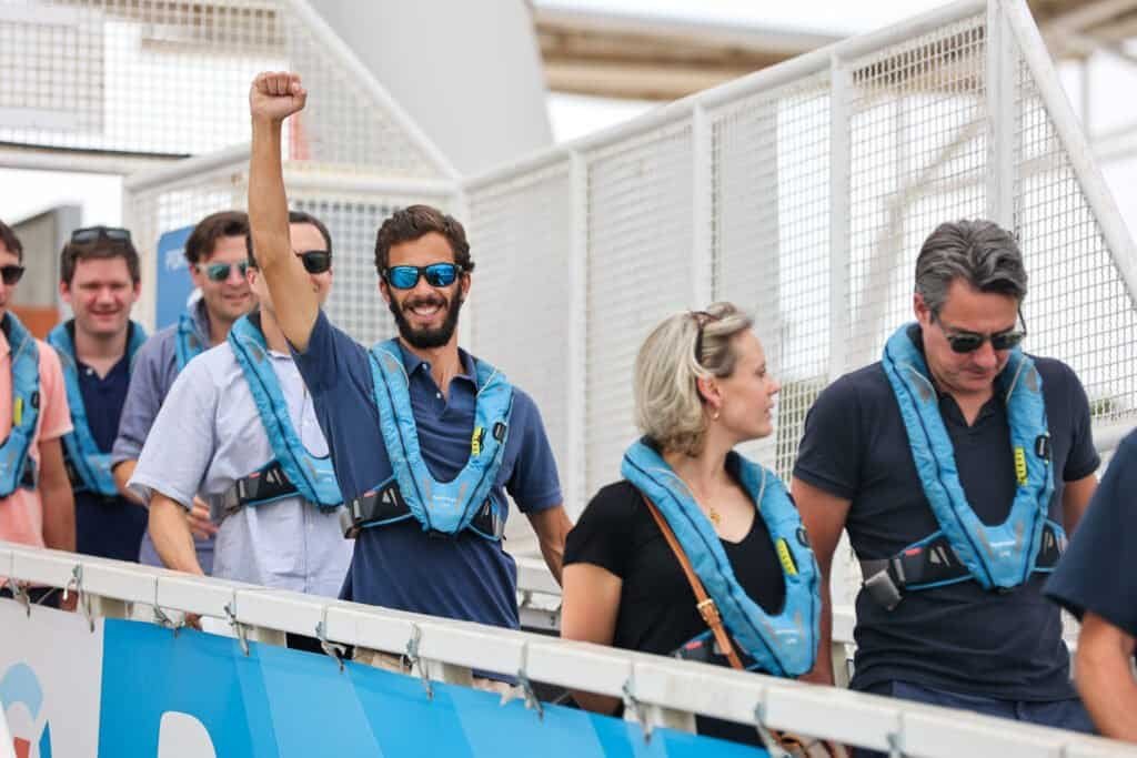 Los participantes están emocionados y entusiasmados con el inicio de la regata. Camina hacia los veleros.