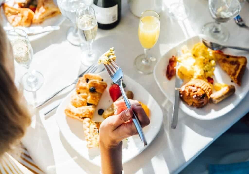 Saboree un brunch en el río Tajo a bordo de un barco privado en compañía de sus amigos