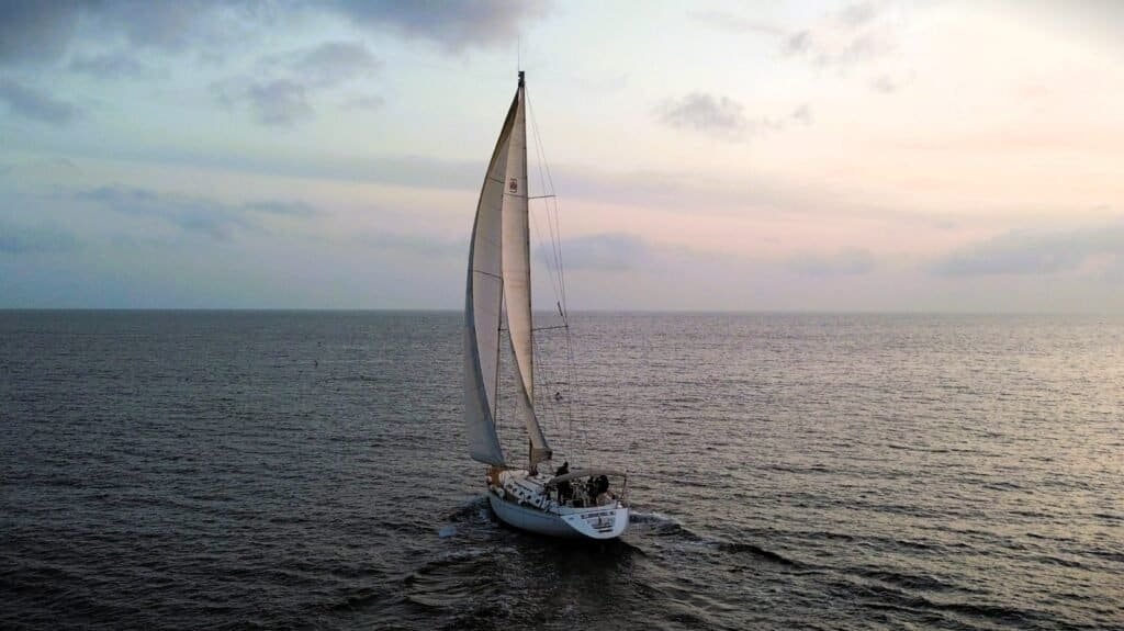 Velero navegando por aguas portuguesas