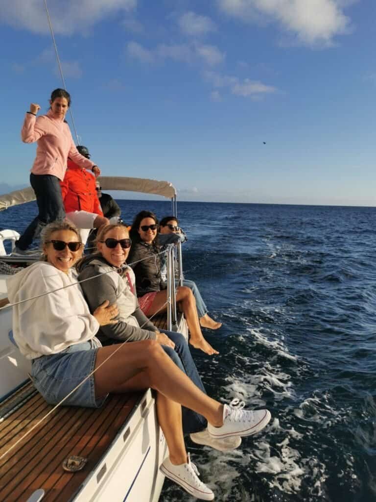 Paseo en velero privado con gente muy amable