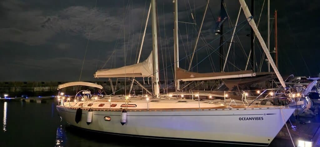 Velero iluminado amarrado en el puerto de Cascais