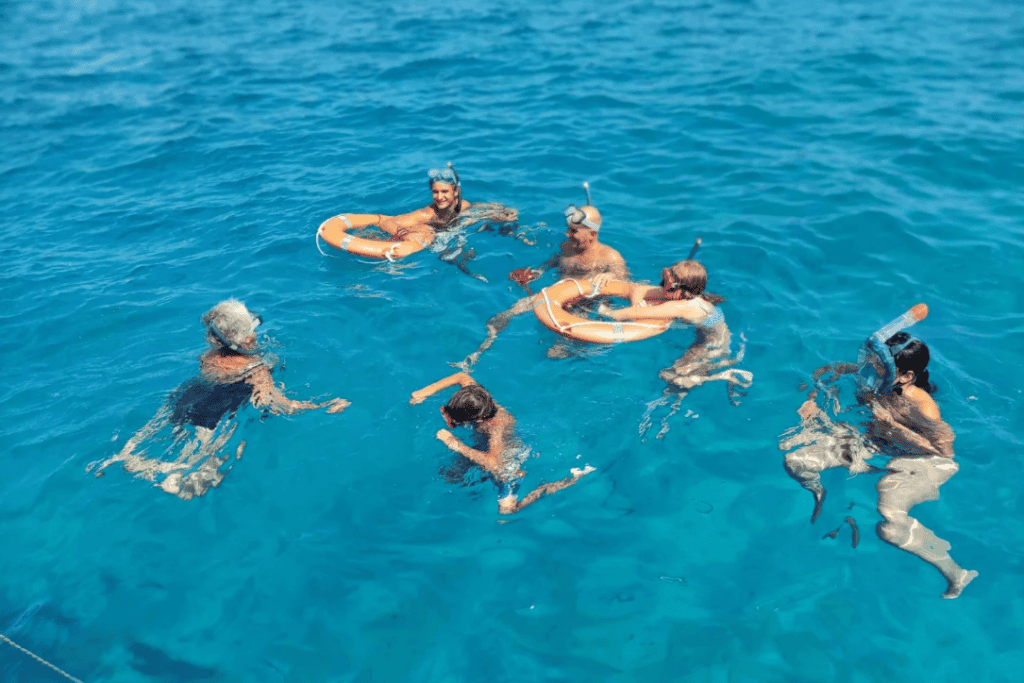 Família a aproveitar o dia de mergulhos, durante um dia de verão