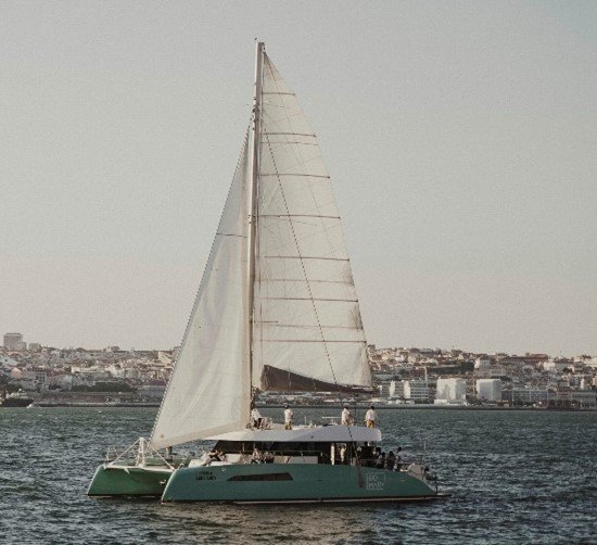 Elegante catamarã velejando pelo rio Tejo. Dos maiores barcos do rio Tejo