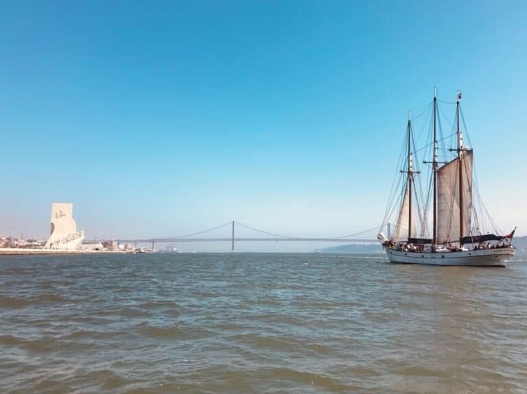 Navegando em direção ao Padrão dos Descobrimentos e à Ponte 25 de Abril