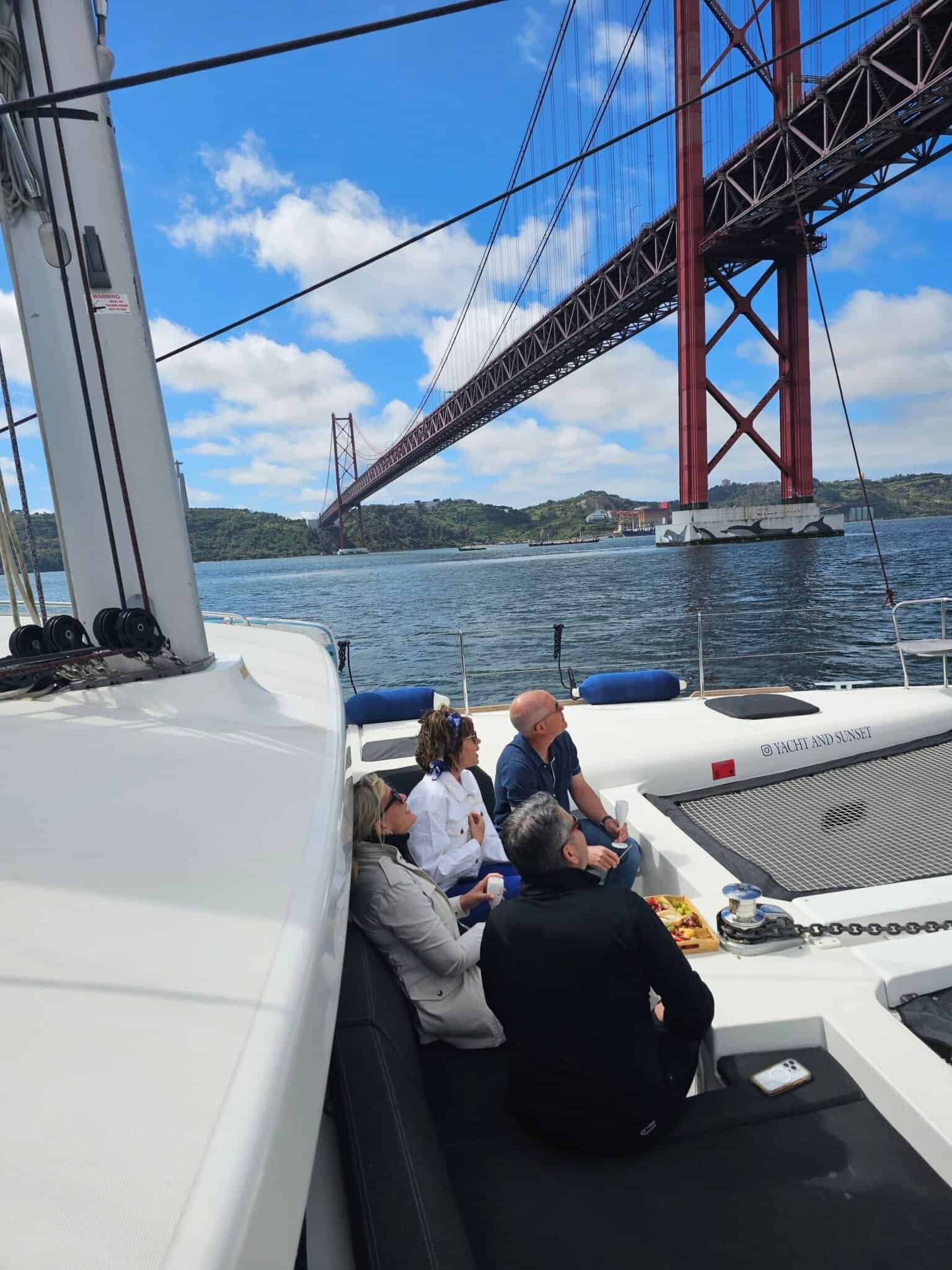 Grupo de turistas durante un paseo en barco por el río Tajo