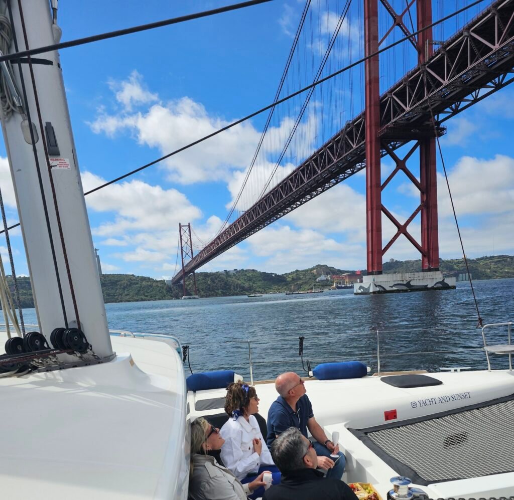 Grupo de turistas durante um passeio de barco no rio Tejo