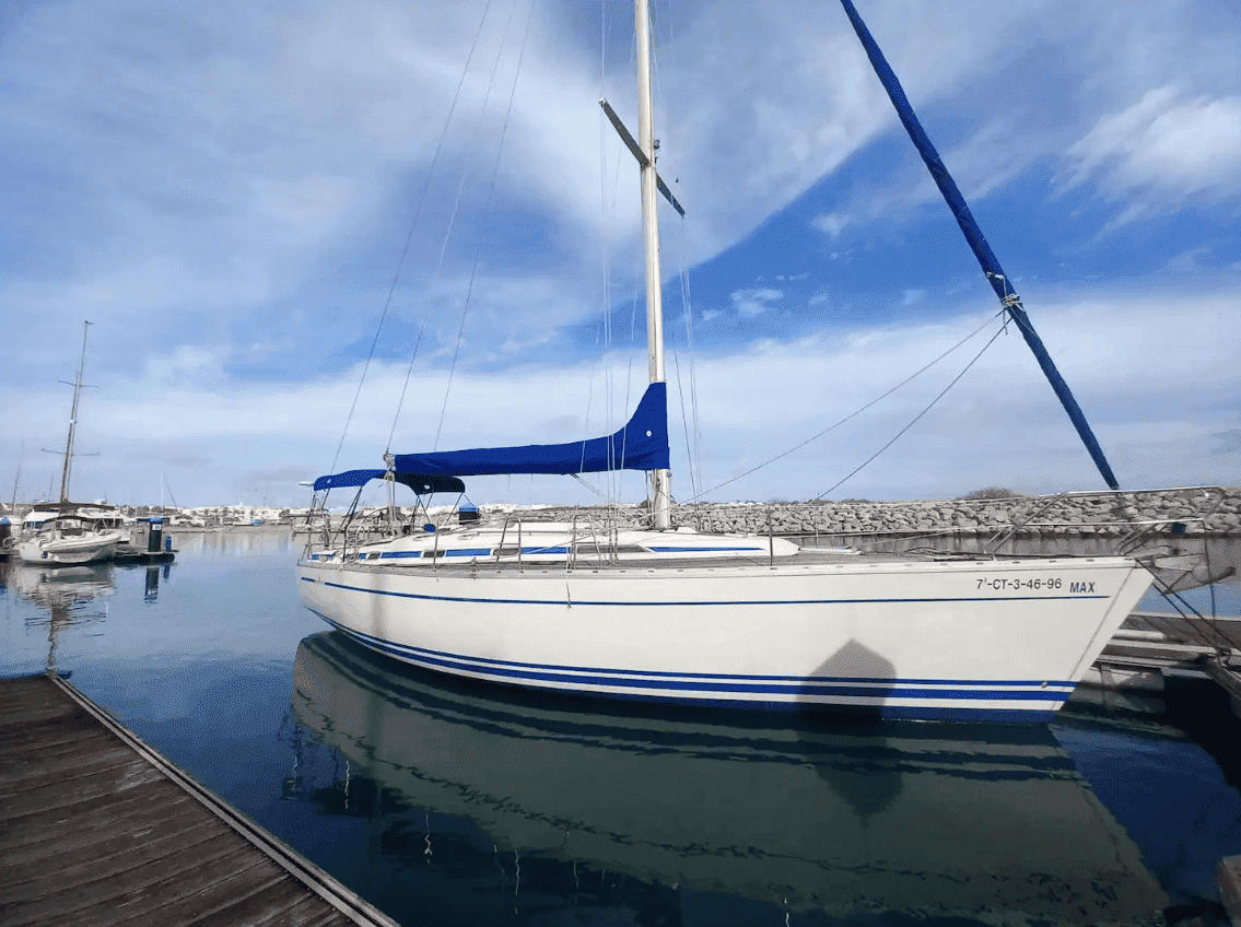 Velero clásico atracado en el muelle
