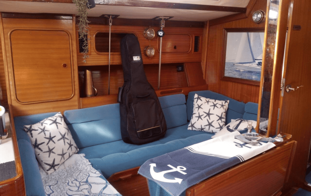 Living room decorated with objects alluding to sailing