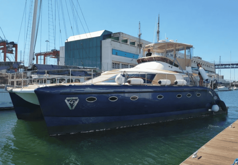 Catamarã a entrar na Doca