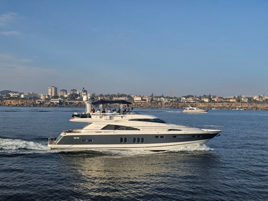 Descubra el lujo de un tour privado en yate por Lisboa con Lisbon Sight Sailing.