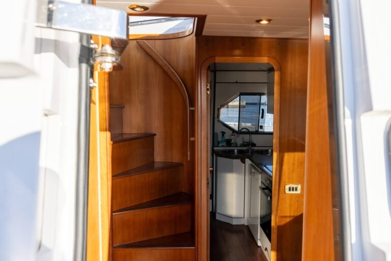 Escadas para o flybridge