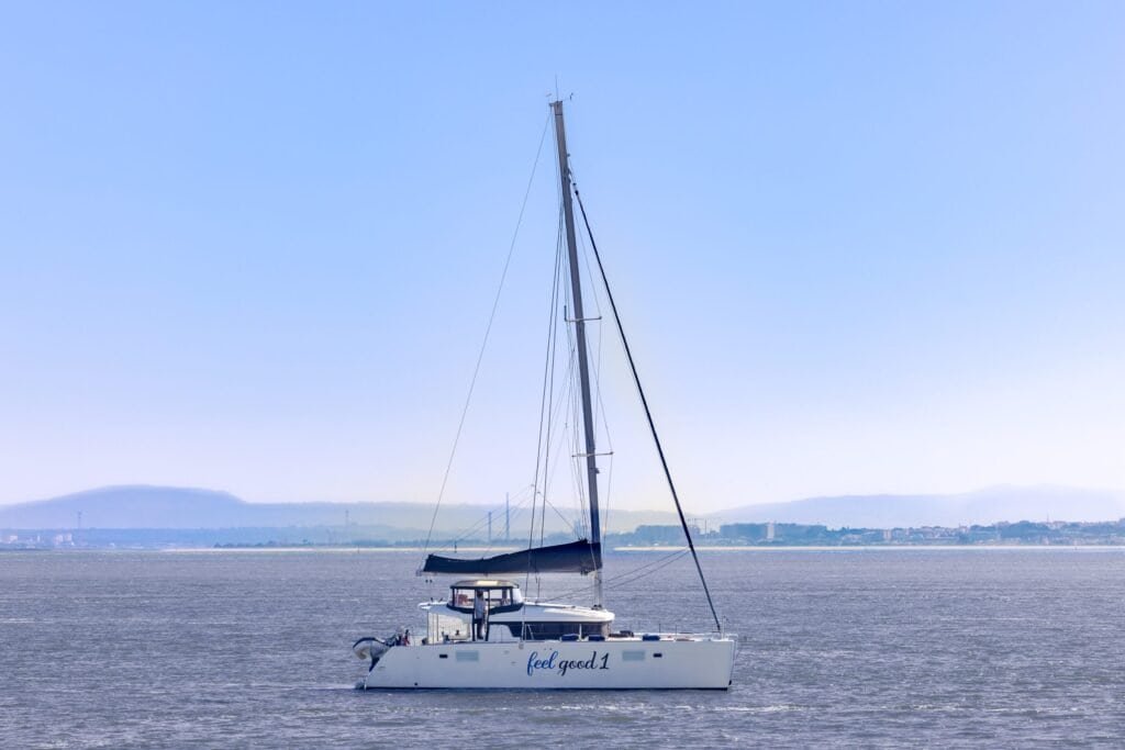 Catamarã a navegar pelo Rio Tejo