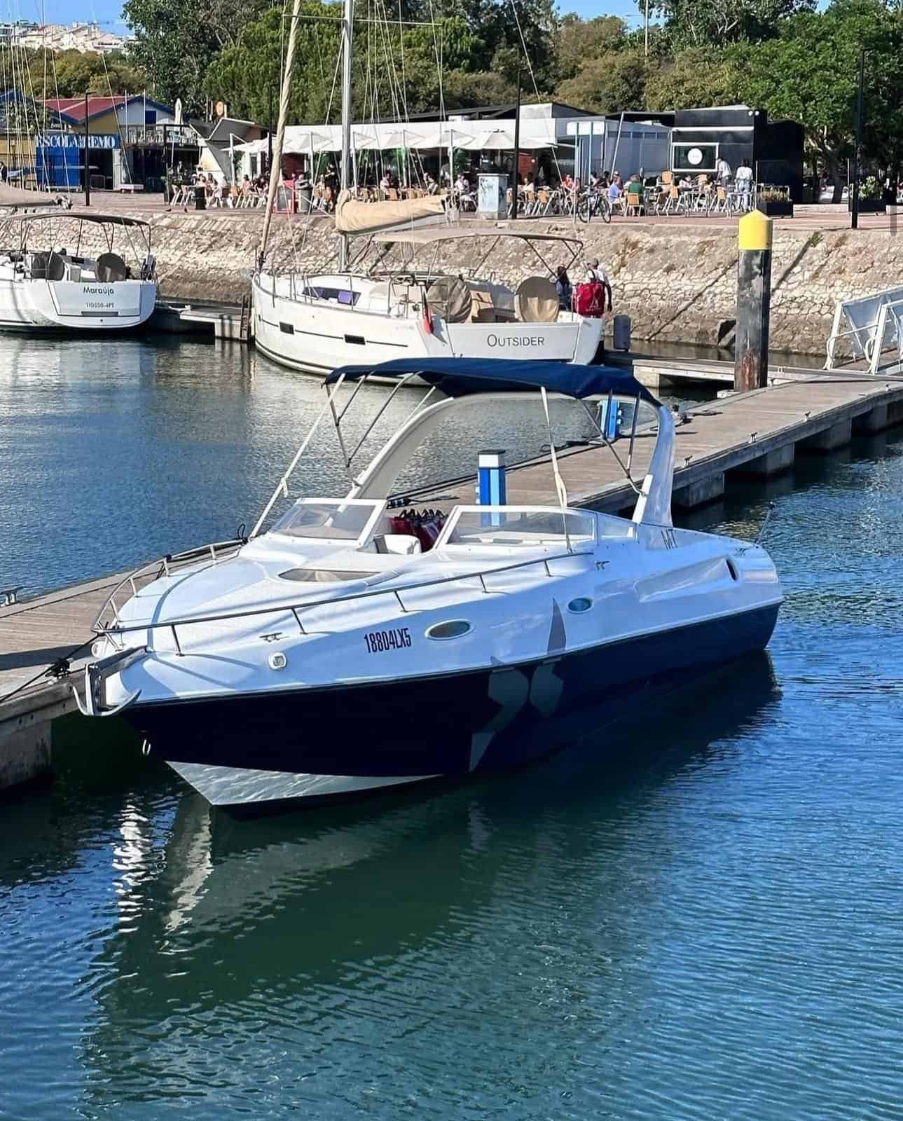 Lancha a motor atracada en los Muelles