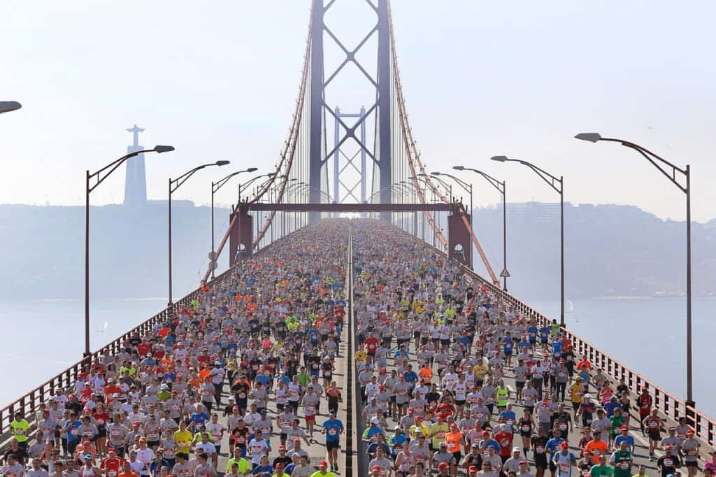 Medio Maratón de Lisboa en el puente del 25 de abril