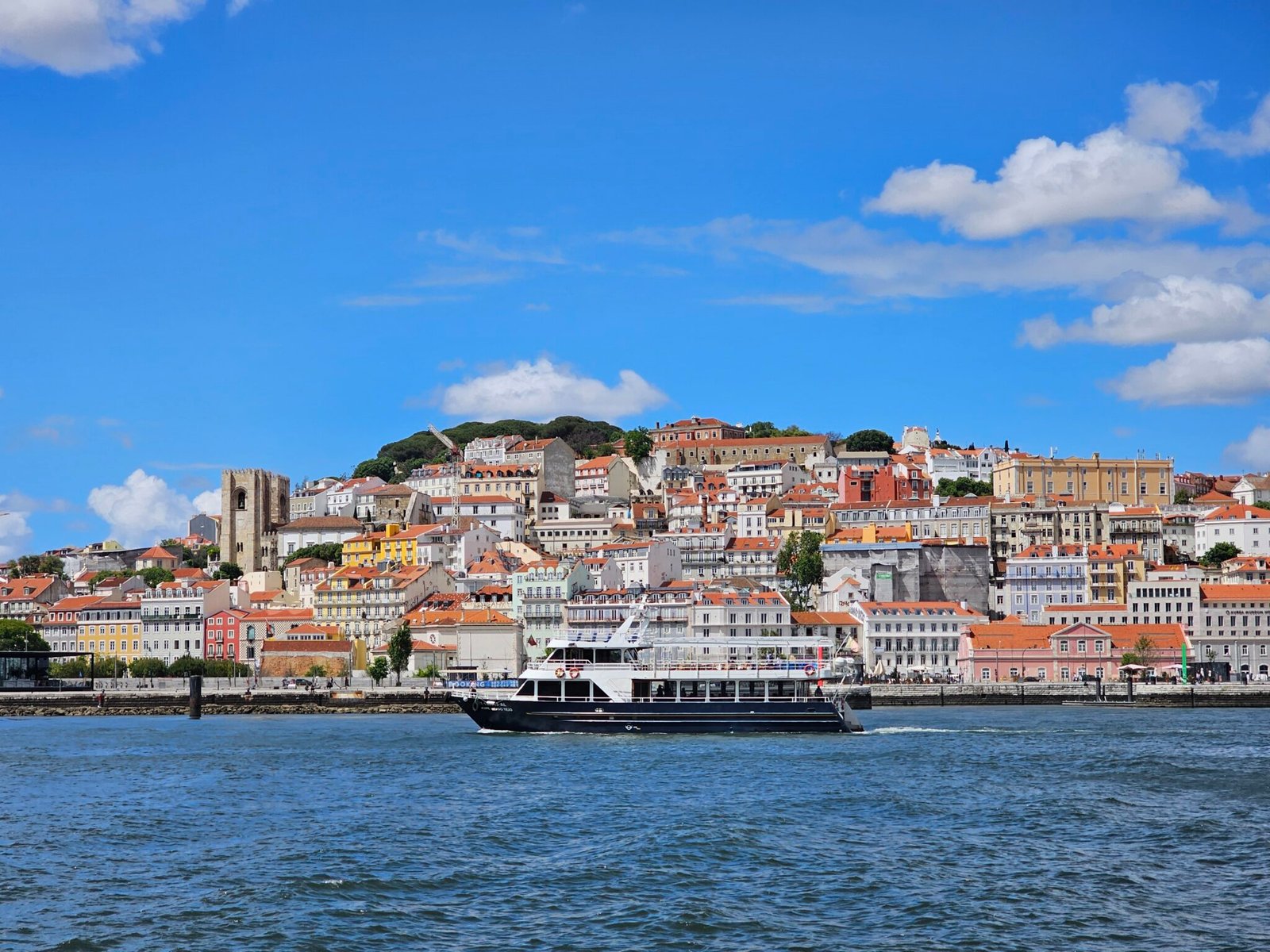 Barrio de Alfama visto desde el río Tajo, durante un paseo privado con Lisbon Sight Sailing