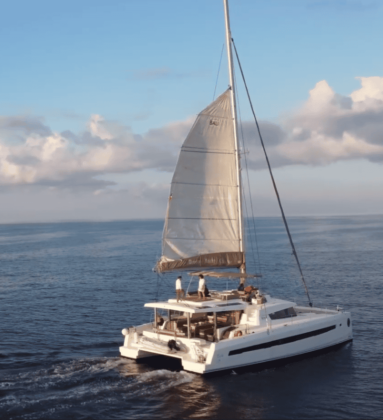 Comfortable catamaran with capacity for 37 people
