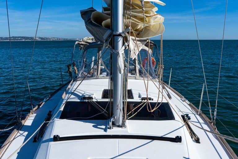 Ideal para quem procura um passeio de barco em Lisboa com conforto, segurança e uma vista privilegiada