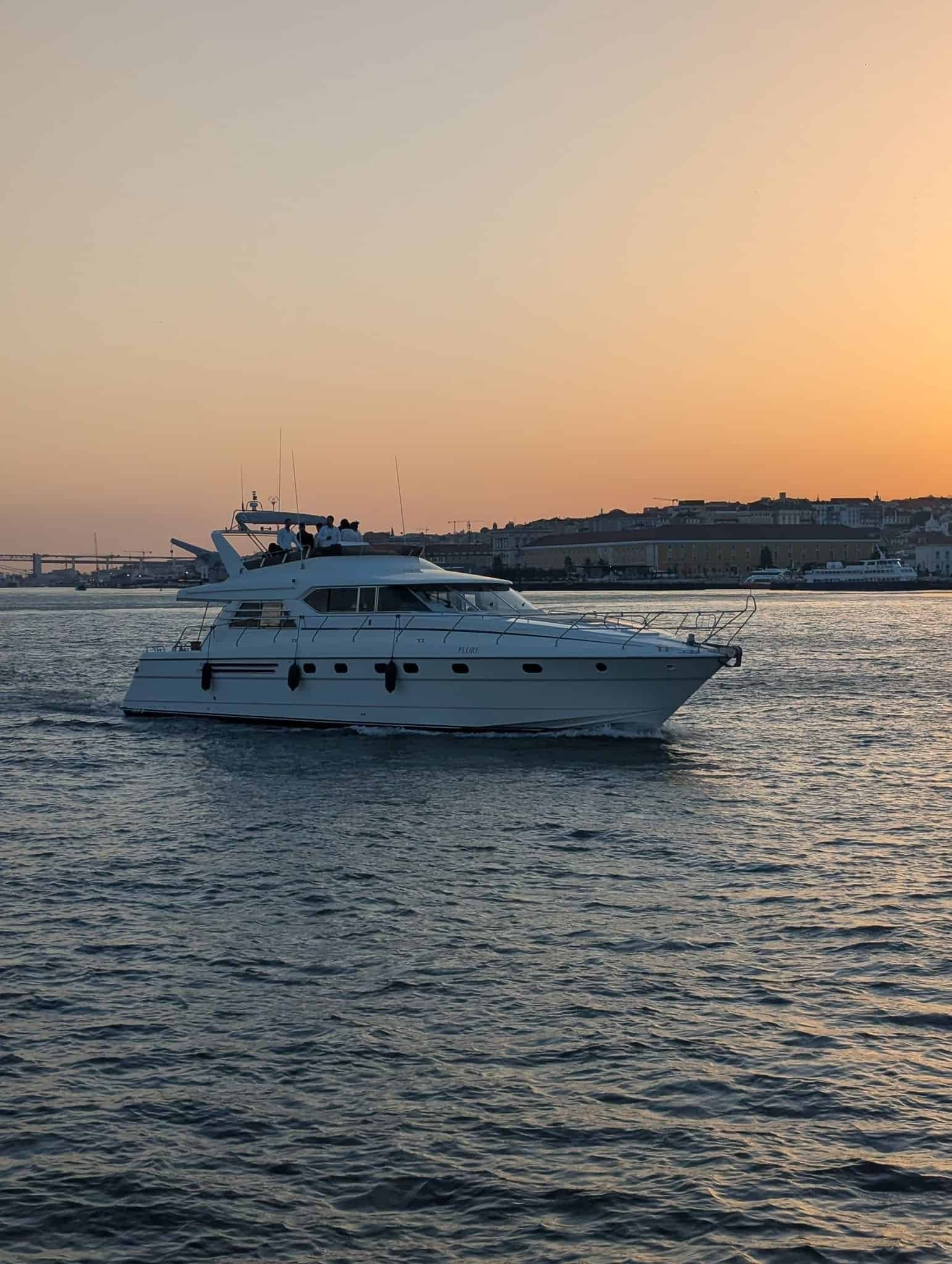 O Princess 65 proporciona um cenário mágico durante o sunset, perfeito para celebrações privadas ou experiências românticas