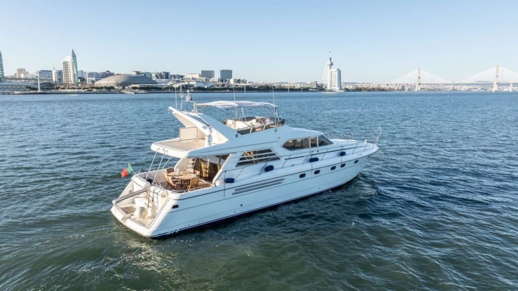 Este elegante iate de 65 pés desliza sobre as águas do Tejo, oferecendo conforto, espaço e sofisticação para até 18 convidados.