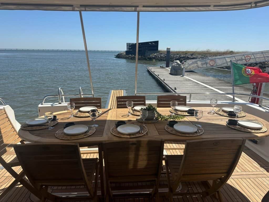 Celebre a vida com uma refeição gourmet no deck, rodeado por rio, sol e uma vista incrível de Lisboa