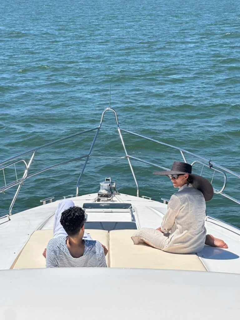 Casal a desfrutar da vista, da brisa e da tranquilidade a bordo – perfeito para escapadinhas românticas em Lisboa