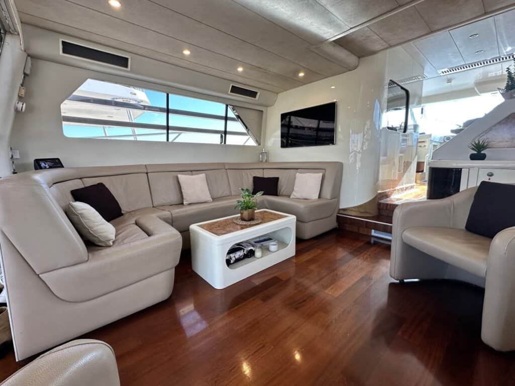 O salão interior oferece sofás de pele, madeira nobre e muita luz natural – uma fusão de conforto e sofisticação.