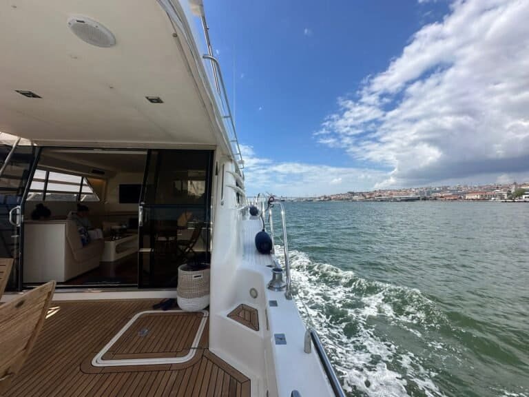 Enjoy the best of the city from the water, with the comfort of a luxury yacht like the Princess 65 "Flore".