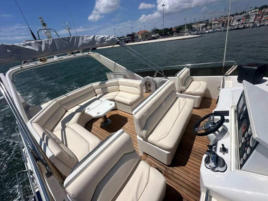 O deck espaçoso do Flore oferece assentos acolchoados com vista desafogada – ideal para grupos ou eventos privados.