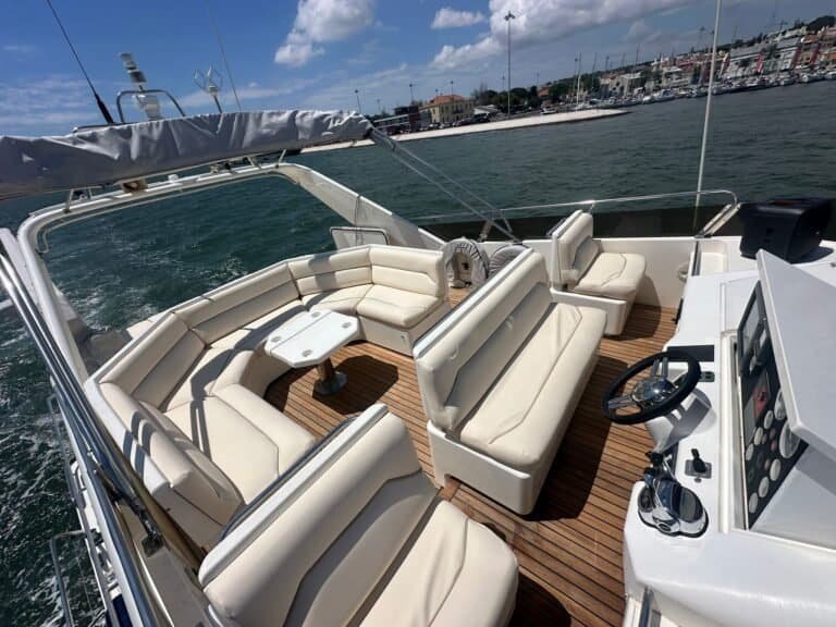 The spacious deck of the Flore offers padded seating with unobstructed views – ideal for groups or private events.