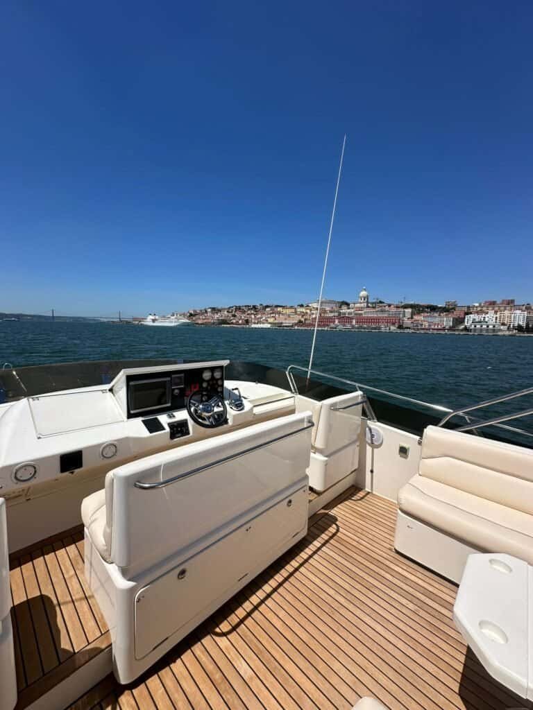 Cabine de pilotagem moderna e funcional com vista panorâmica sobre o Tejo – onde começa a sua aventura de luxo.