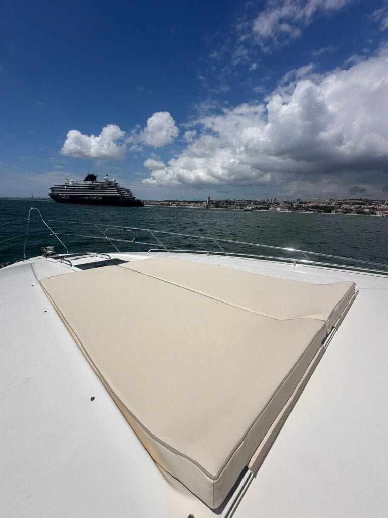 Solário na proa do Princess 65 "Flore"