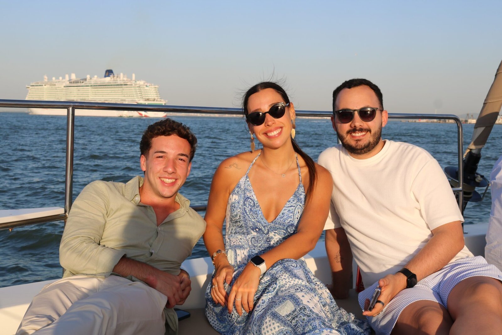 Tres concierges de hoteles de lujo disfrutan de un momento relajado a bordo durante el evento exclusivo de Lisbon Sight Sailing en el río Tajo