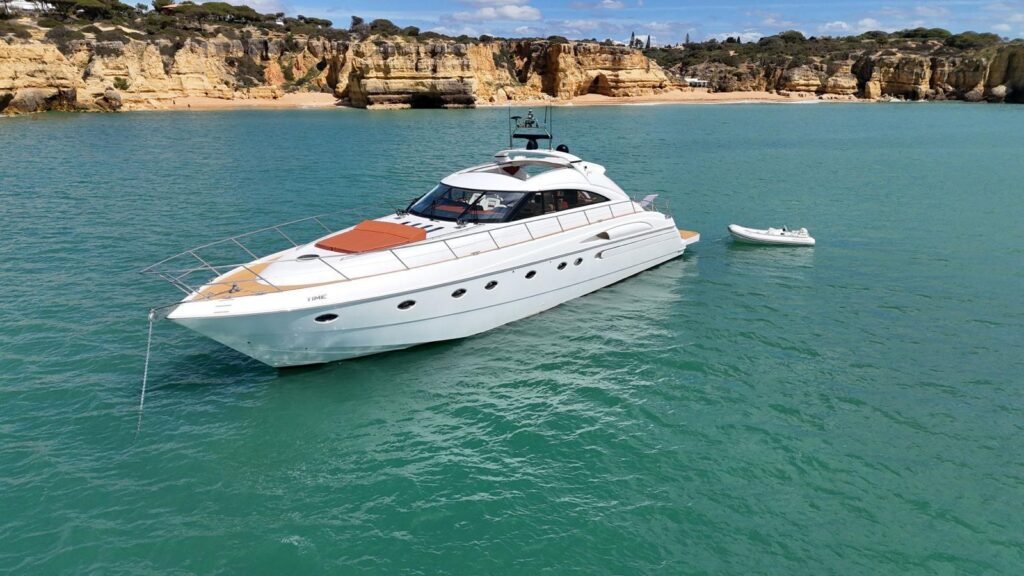 Vista geral do barco e do seu barco de apoio no Algarve