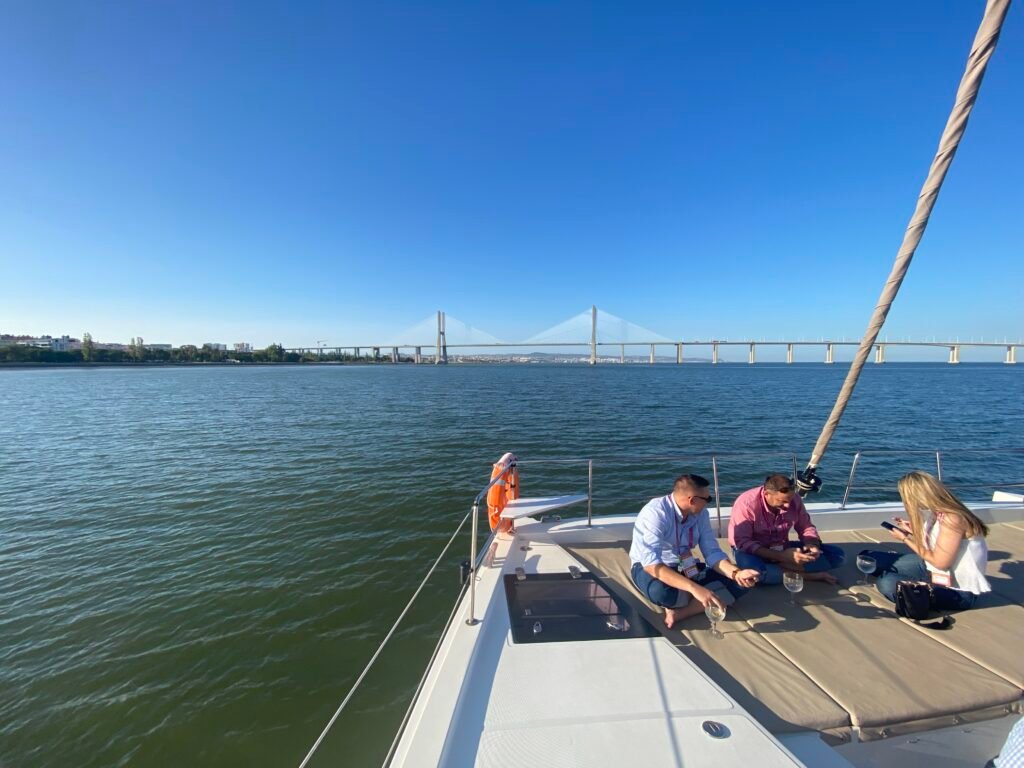 Vistas sobre o Parque das Nações e Ponte Vasco da Gama desde o valeiro catamarã
