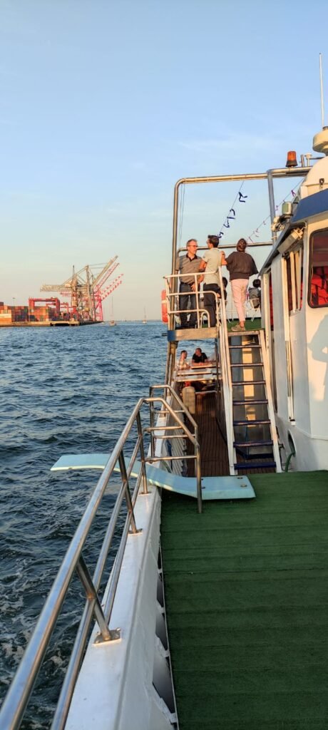 O barco está equipado com uma prancha para mergulhos