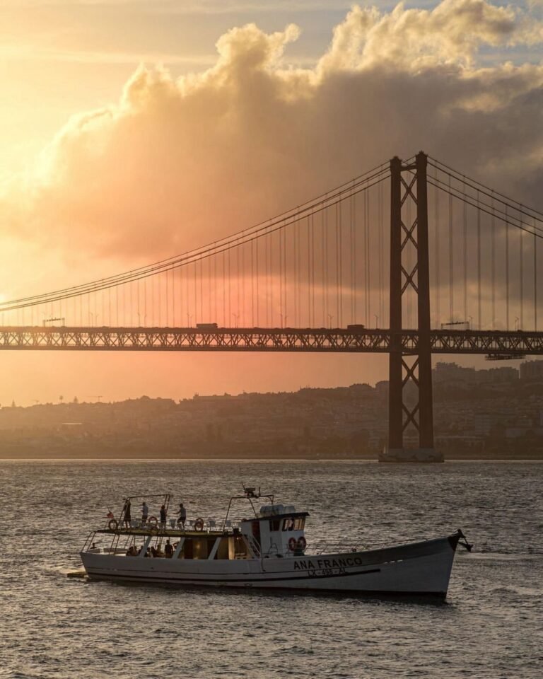 Capturez la beauté de Lisbonne en naviguant sur le fleuve Tage avec Lisbon Sight Sailing