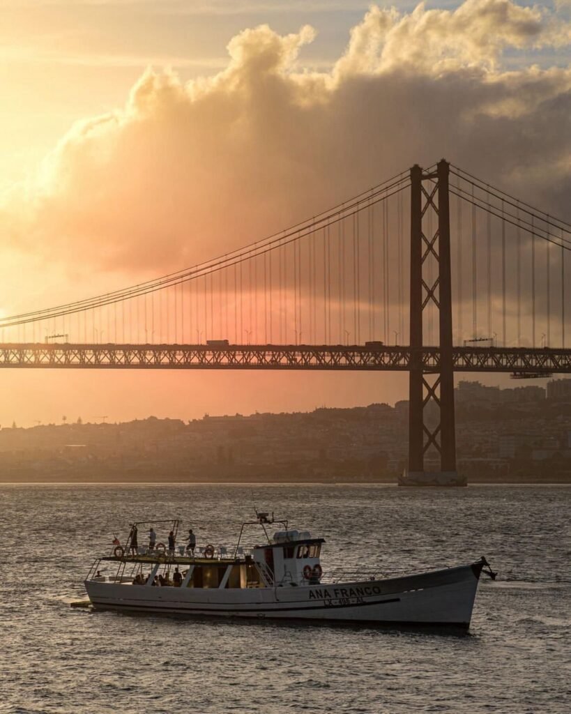 Capte a beleza de Lisboa ao navegar no rio Tejo com a Lisbon Sight Sailing