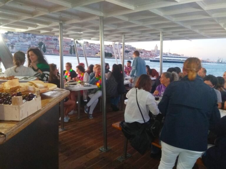 Parfait pour des dîners privés et des événements de groupe avec Lisbon Sight Sailing