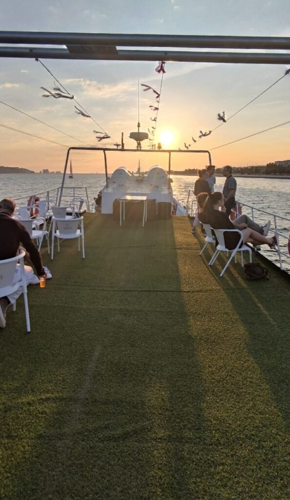 Desfrute de momentos de tranquilidade e vistas deslumbrantes com os tours privados da Lisbon Sight Sailing