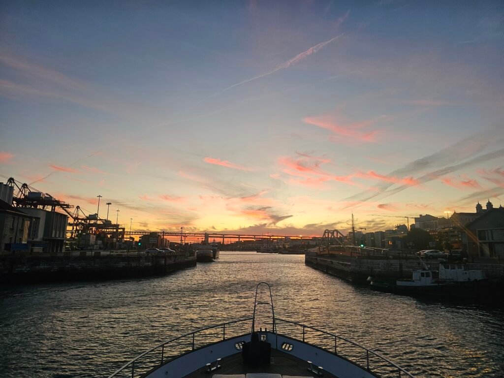 Um barco ao por do sol a entrar na doca